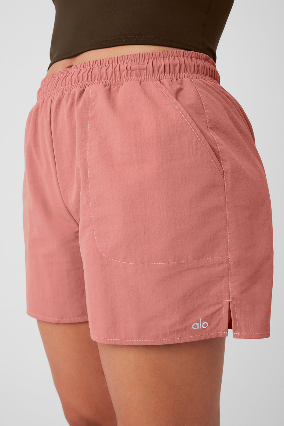 Alumni Short in pink, high-waisted design, perfect for hiking or exploring, featuring side pockets and athleisure fabric.