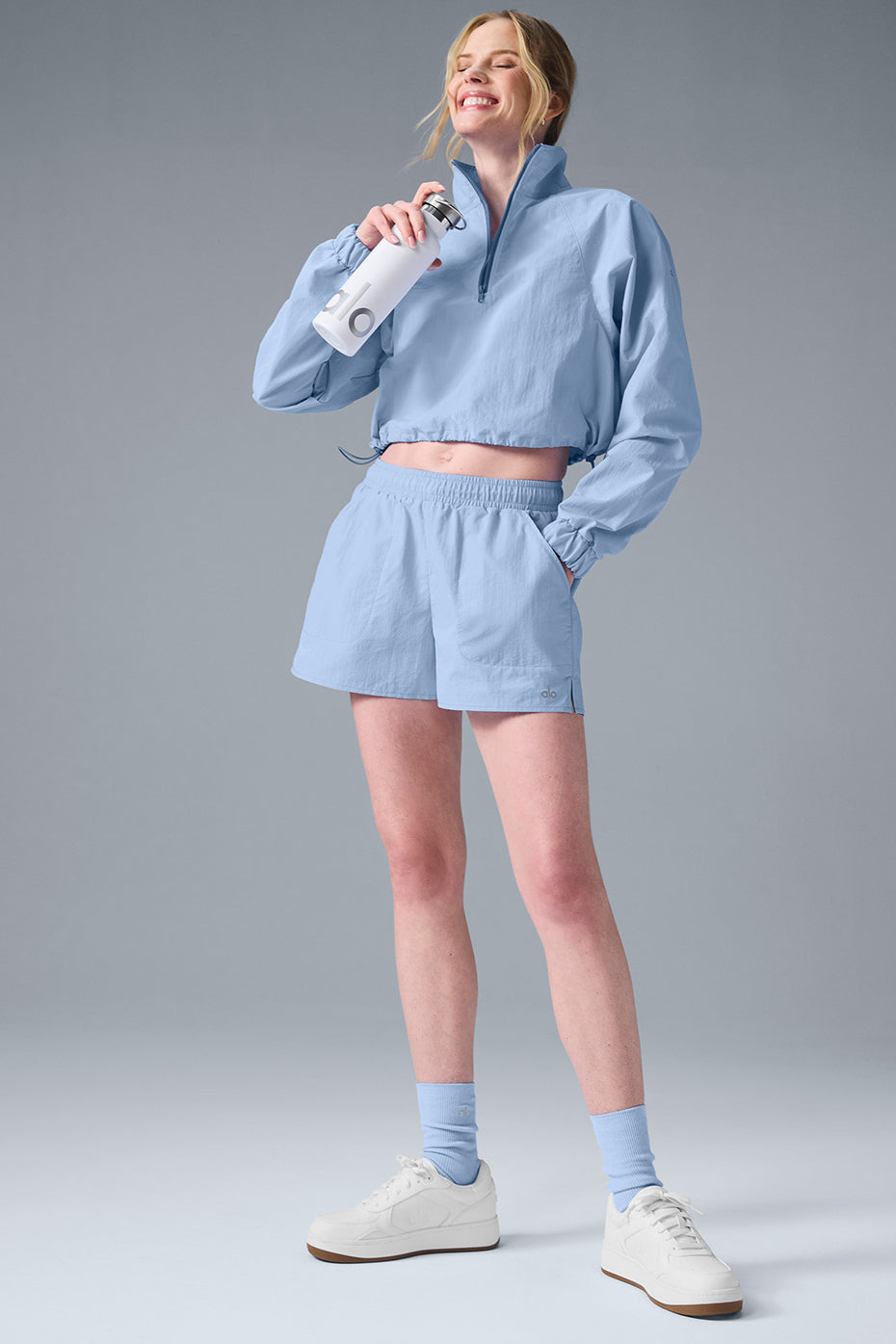 Lightweight blue Alumni Short outfit featuring a high-waist design, ideal for hiking and exploring.