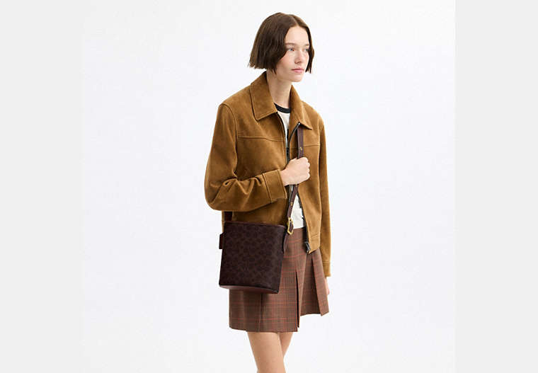 Bleecker Bucket Bag 21 In Signature Canvas