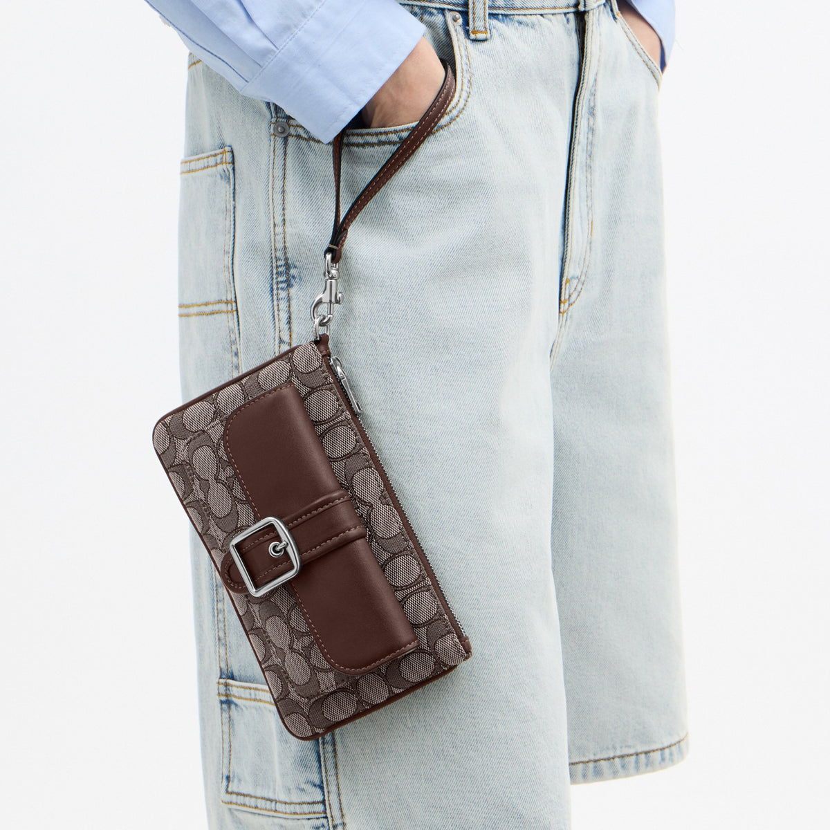Ashton Wristlet In Signature Jacquard