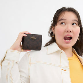 Snap Wallet In Signature Canvas