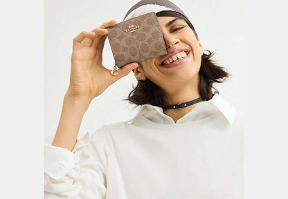 Snap Wallet In Signature Canvas