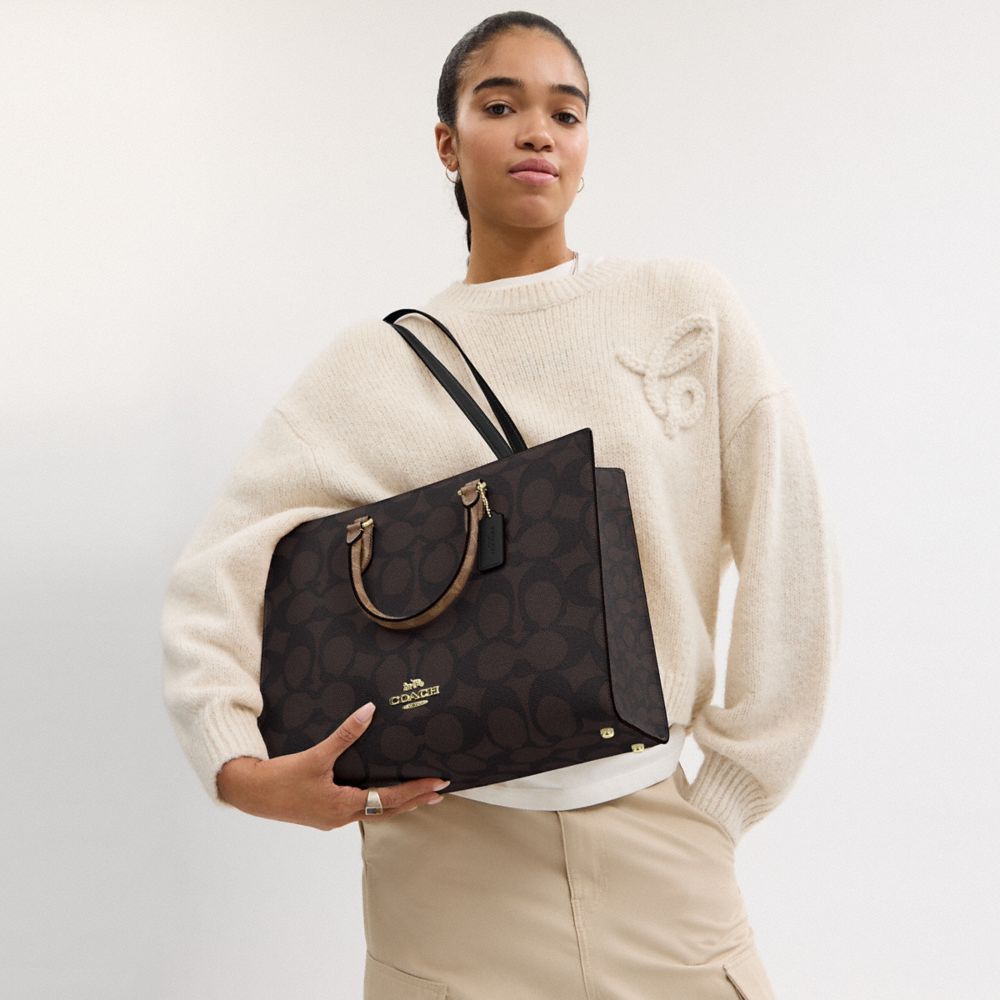 Maggie Tote Bag In Blocked Signature Canvas