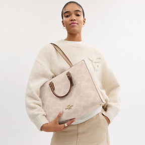 Maggie Tote Bag In Blocked Signature Canvas