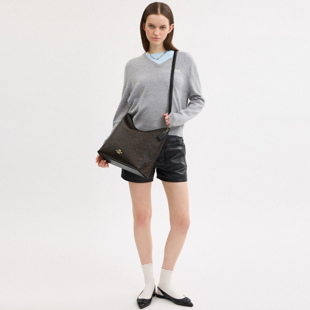 Laurel Large Shoulder Bag In Signature Canvas