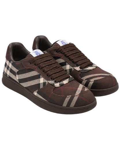 Lace-up sneakers with a checkered pattern